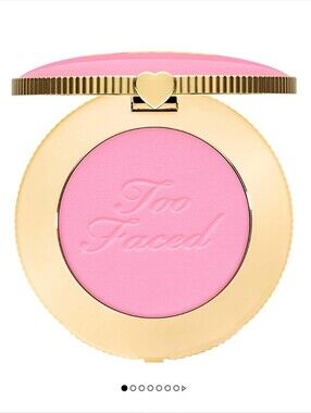 Too Faced'
Cloud Crush Blurring Powder Blush. CANDY CLOUDS ☁️🍭